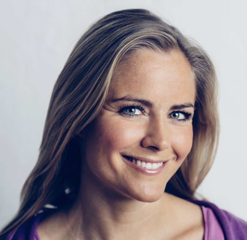 Madeleine Wilhelmsson är yogaterapeut och grundare av yogastudion YogaMana liksom livsstilskonceptet ManaYoga® – Funktionell Medicinsk Yoga