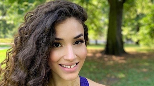 Belle Lestapier Isoz yogalärare på YogaMana Östermalm Stockholm