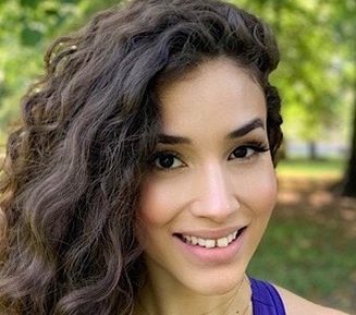 Belle Lestapier Isoz yogalärare på YogaMana Östermalm Stockholm