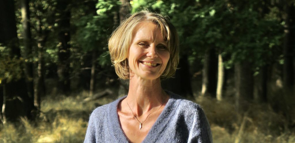 Elin Jonsson yogalärare på YogaMana Östermalm Stockholm